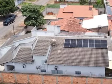 Vista aérea de residências com sistemas fotovoltaicos instalados