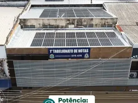 Fachada de prédio comercial com sistema fotovoltaico