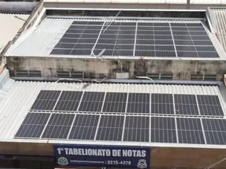 Painéis solares instalados sobre um cartório em Palmas