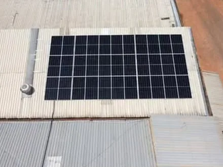 Módulos instalados sobre telhado metálico